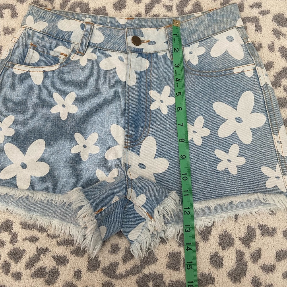 SADIE & SAGE DAISY FLOWER DENIM SHORTS SIZE SMALL - Picture 5 of 6